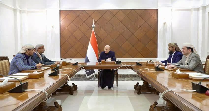 الهيانة العظمى 
رشاد 
يحيل عيدروس للنائب العام 
بتهمة الخيانة!؟
أفاء عليك يا رشاد،
يوم كان رفيقك في الخيانة العظمى للوطن كان نائبك!
ويوم رفض الذل للرياض
لبست الثوب الأسود لتتهمه 
بالخيانة العظمى لال سعود،
ونسيت انك 
ورفاقك مدانين 
لليمن والتاريخ بالخيانة العظمى
والهيانة العظمى.!؟