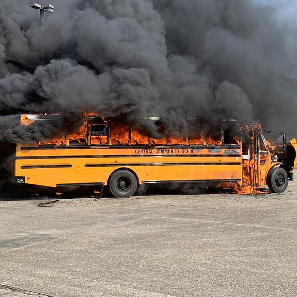 Cultination1's tweet image. 🇺🇸🦸🏾‍♀️8 MOIS DE GROSSESSE. 37 ENFANTS À BORD. ELLE A ÉVACUÉ TOUS LES ENFANTS EN QUELQUES INSTANTS AVANT QUE LE BUS NE S'EMBRASE COMPLÈTEMENT.

Le 2 juin 2025, Imunek Williams, conductrice de bus scolaire enceinte de 8 mois, transportait 37 élèves à l’école.

Quelques minutes avant…