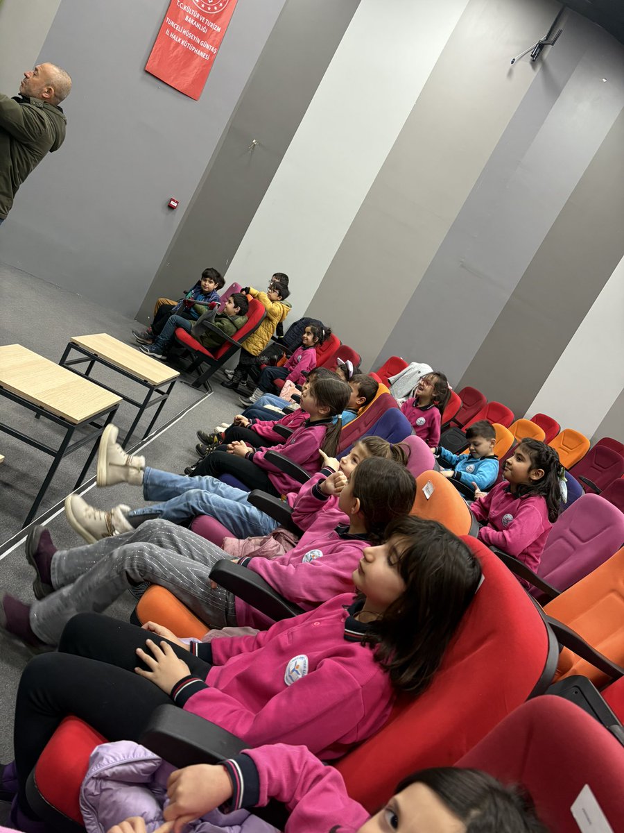 İlimiz Ahmet Yesevi İlköğretim Okulu 2. Sınıf öğrencileri kütüphanemizi ziyaret etti. Kütüphane oryantasyonunun ardından sanal gözlük deneyimi ile keyifli anlar yaşadılar🥰 .
#cancanatunceli 
@kygmktb 
<a href="/KutuphaneEtkin/">Etkin Kütüphane</a>