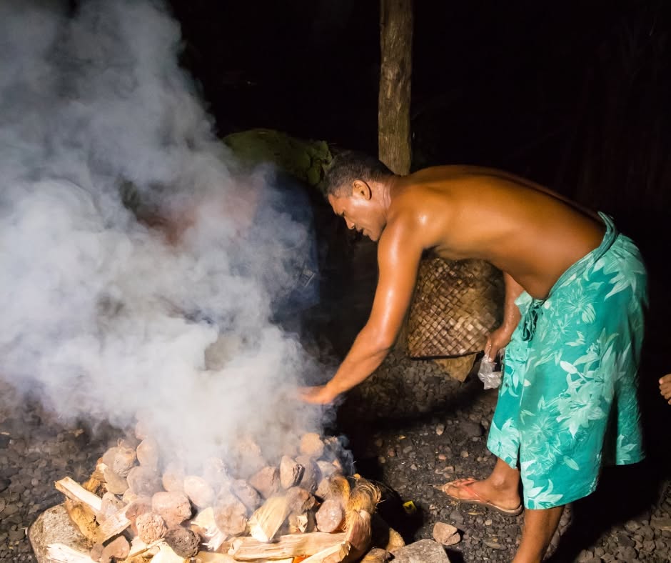 RepPlusUK's tweet photo. Can you smell this scene through your screen? Dinner is nearly ready, steamed, baked, and infused with natural smoky flavors.
#DiscoverBeautiful #BeautifulSamoa #Travel #PacificIsland #BuketListDestination #RepPlusClient https://t.co/tD2Ie8gNWl