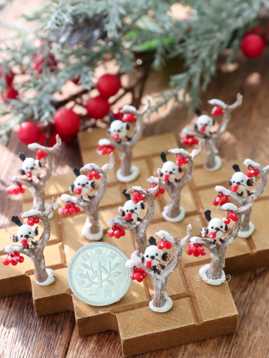 粘土で作った

小さなナナカマドの実とシマエナガ❄️

もう少し微調整しまして、いよいよ🫙の中へ……！！！

#制作中