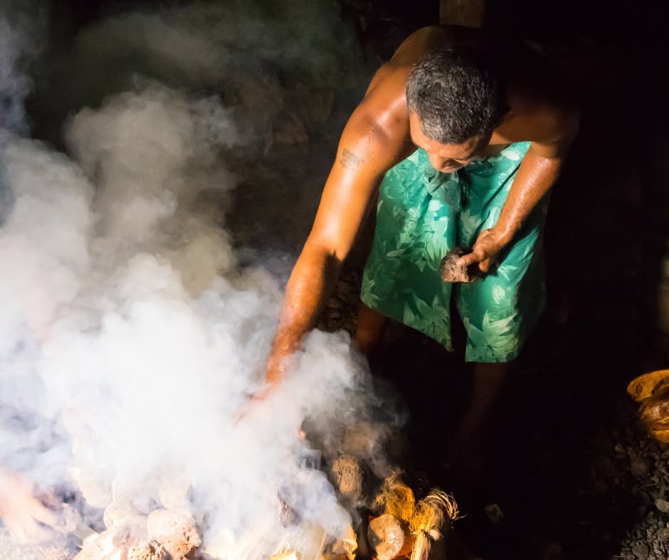 RepPlusUK's tweet photo. Can you smell this scene through your screen? Dinner is nearly ready, steamed, baked, and infused with natural smoky flavors.
#DiscoverBeautiful #BeautifulSamoa #Travel #PacificIsland #BuketListDestination #RepPlusClient https://t.co/tD2Ie8gNWl