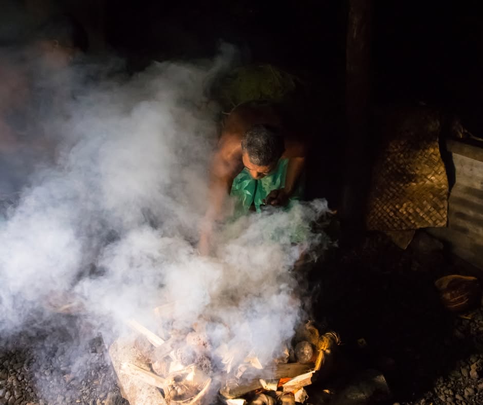 RepPlusUK's tweet photo. Can you smell this scene through your screen? Dinner is nearly ready, steamed, baked, and infused with natural smoky flavors.
#DiscoverBeautiful #BeautifulSamoa #Travel #PacificIsland #BuketListDestination #RepPlusClient https://t.co/tD2Ie8gNWl