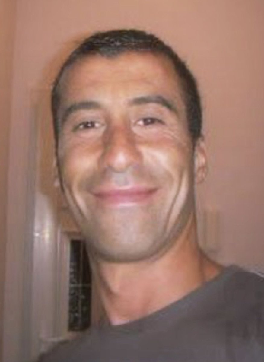 Il y a 11 ans, le policier Ahmed Merabet était assassiné à bout portant en pleine rue par les frères Kouachi quelques minutes après l'attaque à la kalachnikov de Charlie Hebdo.

Pour tous les Français, il est aujourd'hui le visage de la République.

Ne jamais oublier. 🖤