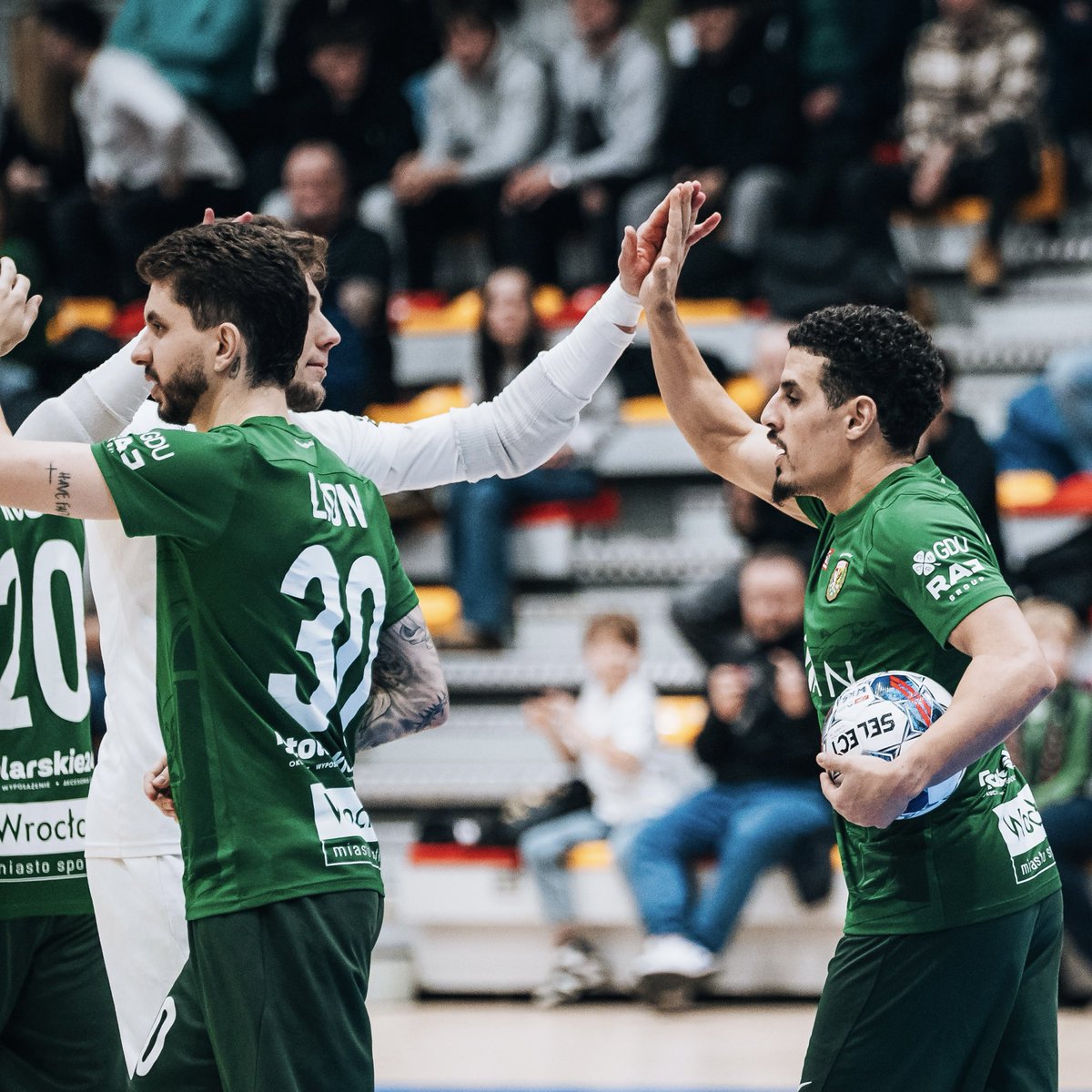 Zagraliśmy mądrze w defensywie, szanowaliśmy piłkę i nie popełnialiśmy błędów indywidualnych. Do pełni szczęścia zabrakło niewiele! 😒

Relacja ➡️ tiny.pl/5jrksz9s4