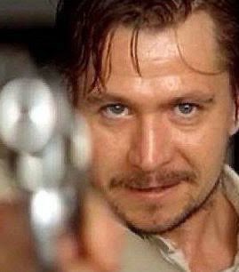 kyofu_movie's tweet image. 悪役列伝①
「レオン」
(ゲイリー・オールドマン)
名作に名悪役あり、とはまさにこのこと。麻薬捜査班のボスでありながら裏で麻薬売買を仕切り、自らもヤク中という凄いキャラ。圧倒的にヤバい眼、クラシックを歌いながら撃ち殺す破天荒っぷり、終盤のレオンとの対決など数々の名シーンを生んだ超名演