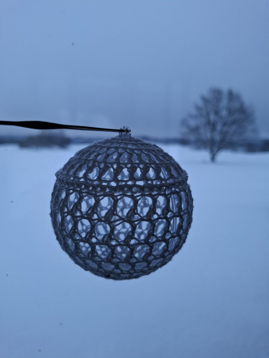 _svilpaste_'s tweet image. Rumpis atrodas laukos, galva - kursos, bet rociņas dara savas lietas.