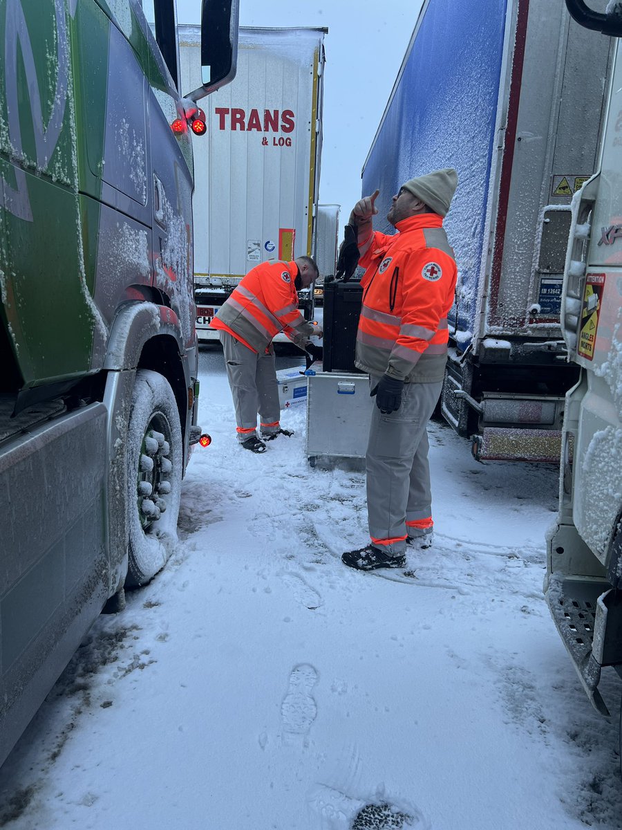 #Vigilance #Meteo 

☕️ Distribution de boissons chaudes en cours sur l’A1 auprès des chauffeurs routiers immobilisés. 

👏 Merci à tous nos bénévoles mobilisés !