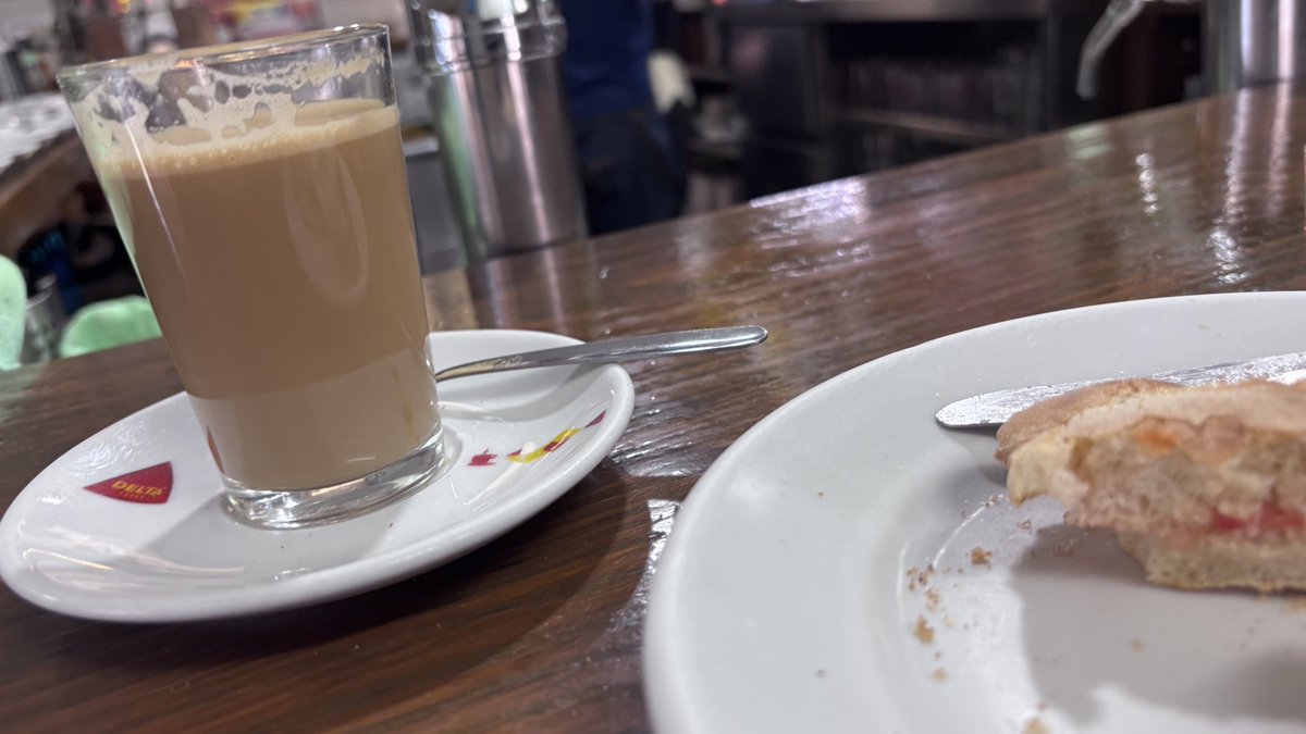 Tras tres semanas de inactividad, volvemos a la carga. Pero lo primero es mi cafelito de Los Algabeños, donde desayuno desde hace ya casi 20 años.