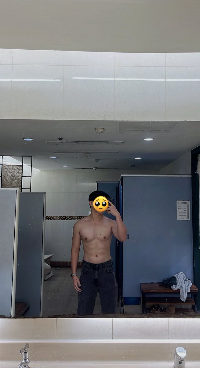 han____23's tweet image. 真的  快要冷鼠了⛄️🫩🤧
我會瘋掉。。。
但 還是有去努力緊實呦ᕦ(ò_óˇ)ᕤ
-
最後因為拉肚肚掉了2公斤🥲
還好現在康復了 要補回來！！！

*剛健完速拍最好看😌
(慢慢才會變成一坨無線條的肉xd