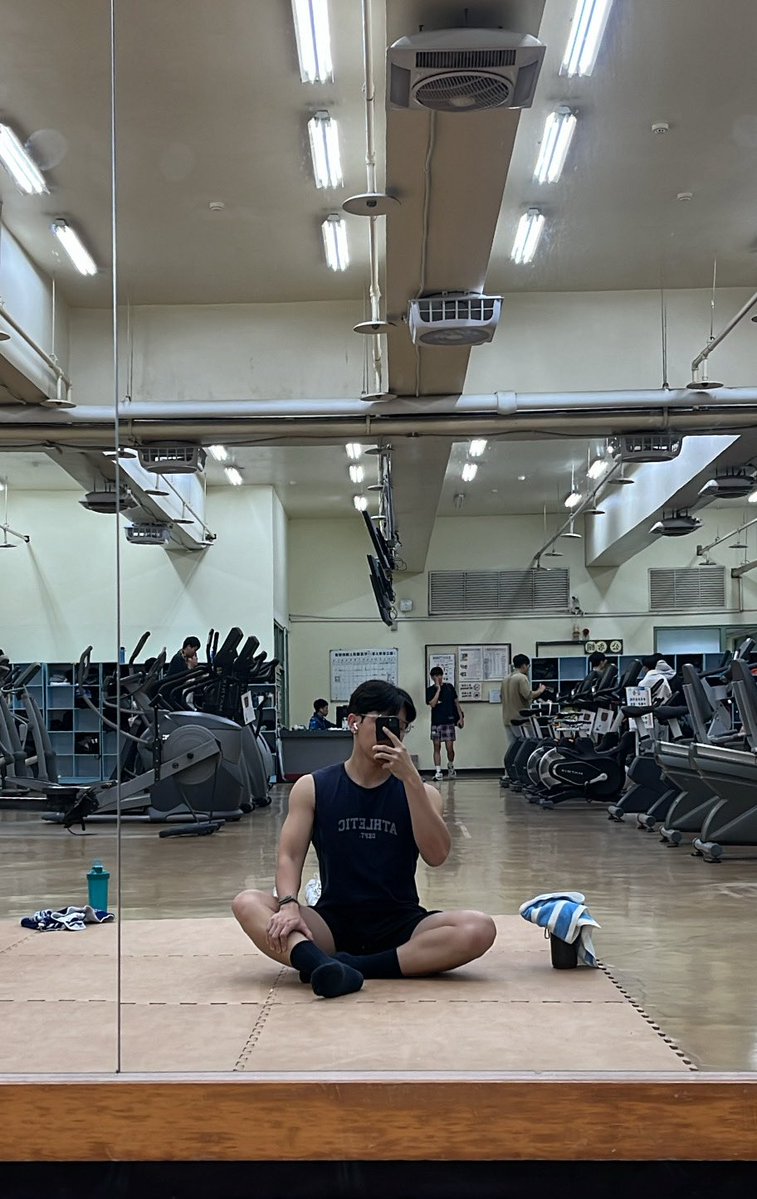 han____23's tweet image. 真的  快要冷鼠了⛄️🫩🤧
我會瘋掉。。。
但 還是有去努力緊實呦ᕦ(ò_óˇ)ᕤ
-
最後因為拉肚肚掉了2公斤🥲
還好現在康復了 要補回來！！！

*剛健完速拍最好看😌
(慢慢才會變成一坨無線條的肉xd