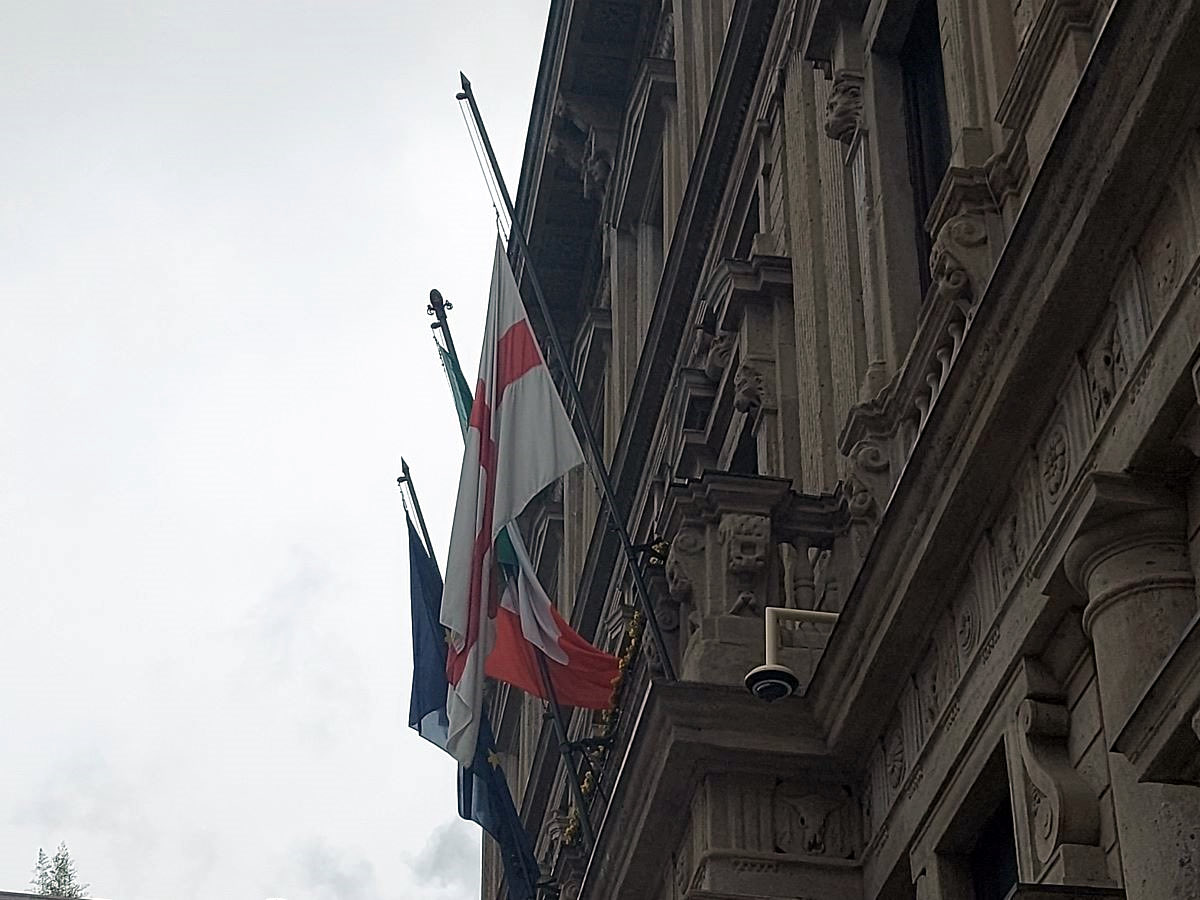 ComuneMI's tweet image. Oggi a Milano è lutto cittadino. 

Le bandiere civiche sono esposte a mezz’asta in segno di cordoglio per la scomparsa di Chiara Costanzo e Achille Barosi e di tutte le vittime della tragedia di Crans-Montana.