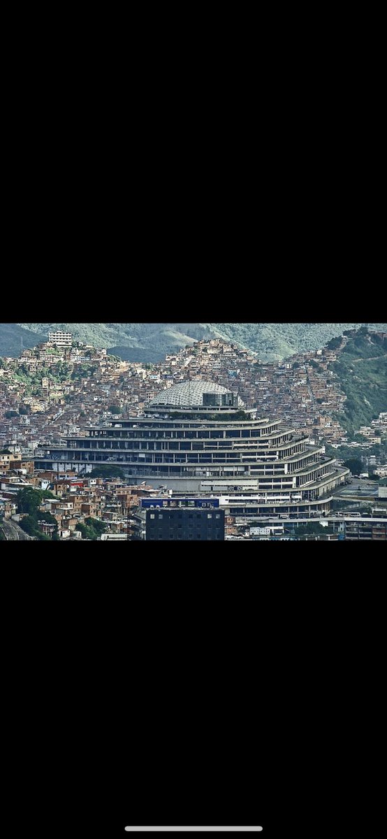 Betty36174919's tweet image. Questo è El Helicoide, a Caracas. Il più grande centro di tortura e violenza sessuale contro bambini, giovani, adulti e anziani del mondo occidentale, creato dal dittatore Nicolás Maduro. 
Nessuno di sinistra ha denunciato i crimini contro l’umanità e nemmeno ha parlato di…