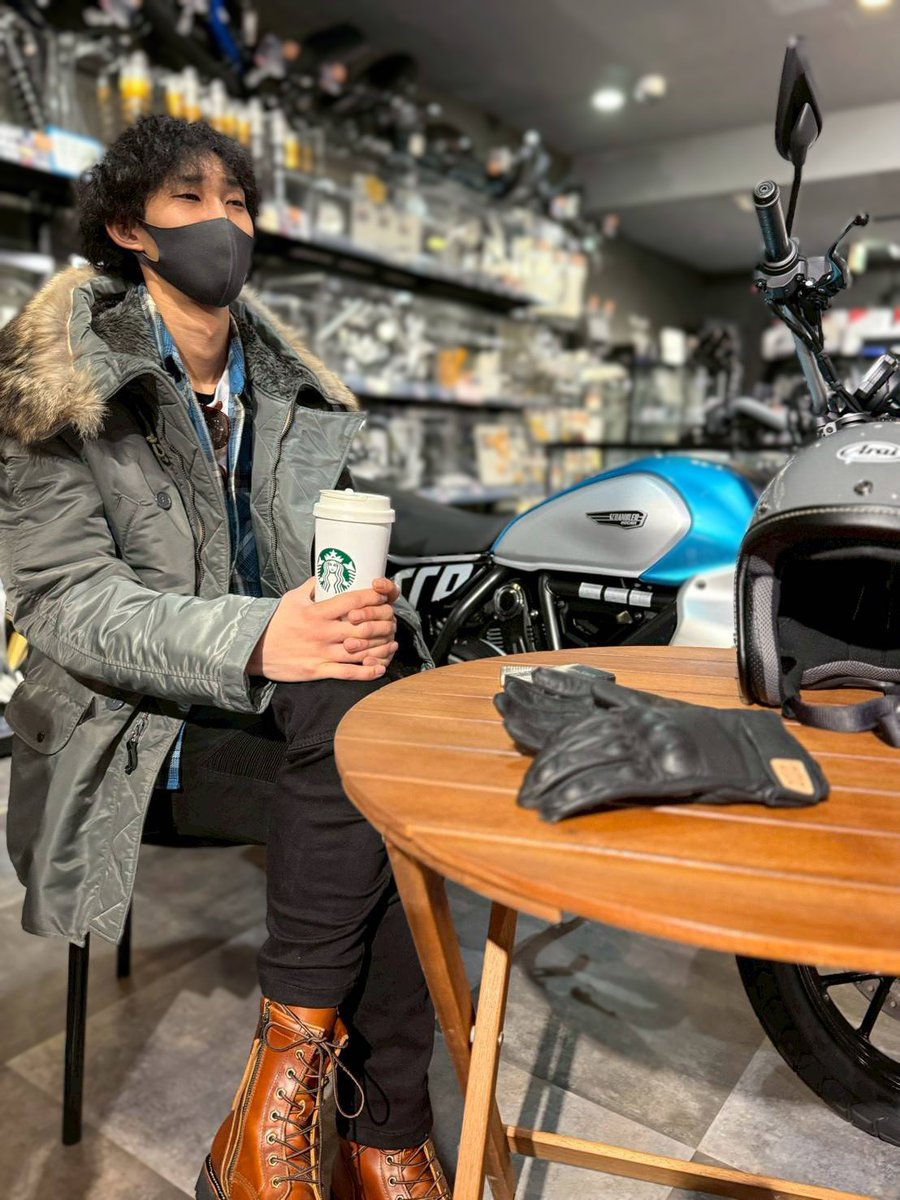 RicoKanazawa's tweet image. 【日常に溶け込むミリタリーカジュアル👕✨】
前回のコーデを着回し💡
アウター1つでこんなに変わります👀
高身長を活かして、丈長めの #N3B をチョイスしてみました👍
#ツーリング だけじゃなく、カフェに寄ったり、ショッピングも出来ますよ🤓
ご来店お待ちしております🥰

#ライコランド #金沢