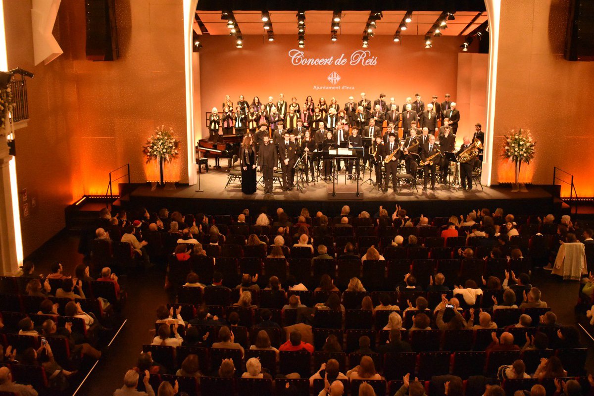 SocialistesInca's tweet image. 🎼 Ahir horabaixa, com cada 6 de gener vàrem assistir al magnífic concert de Reis que ens va oferir l’Orfeó l’Harpa d’Inca acompanyats de la Unió Musical Inquera en un escenari idíl·lic , el @teatreinca. 

🫶🏼 Autèntic #OrgullInquer!