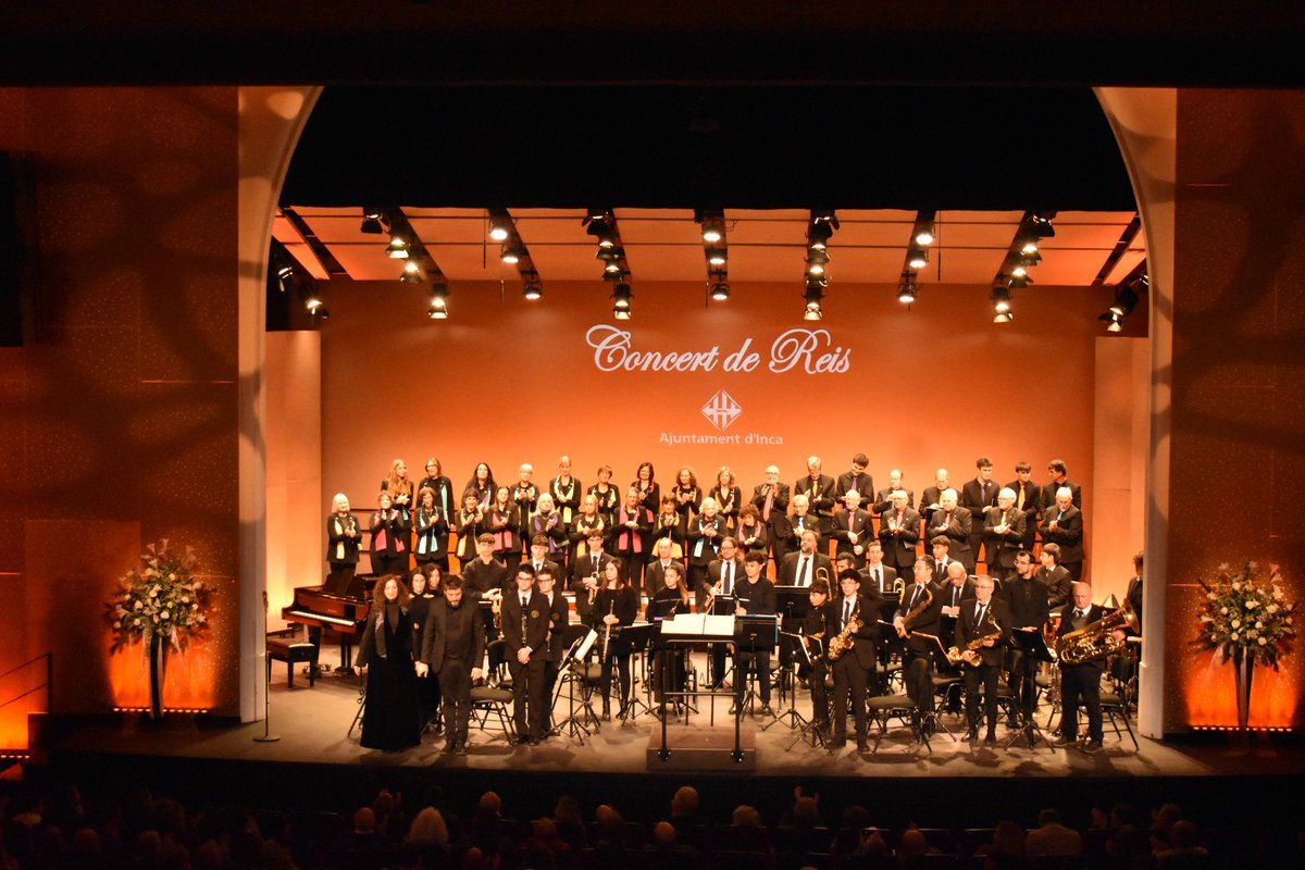 SocialistesInca's tweet image. 🎼 Ahir horabaixa, com cada 6 de gener vàrem assistir al magnífic concert de Reis que ens va oferir l’Orfeó l’Harpa d’Inca acompanyats de la Unió Musical Inquera en un escenari idíl·lic , el @teatreinca. 

🫶🏼 Autèntic #OrgullInquer!