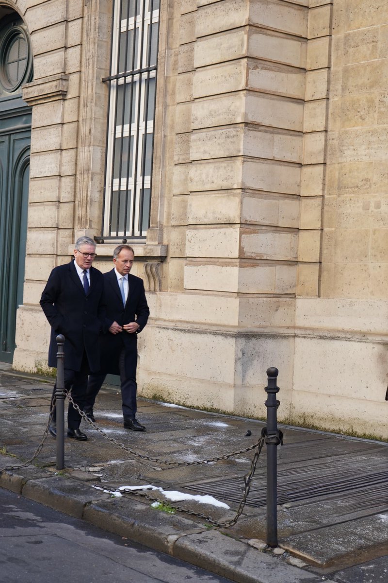 UKinFrance's tweet image. L'ambassadeur a accueilli le Premier ministre britannique à Paris pour la Coalition des Volontaires.

Le Royaume-Uni, la France ainsi que les partenaires européens se tiennent aux côtés de l’Ukraine et soutiennent les efforts pour une paix durable et une reconstruction du pays.