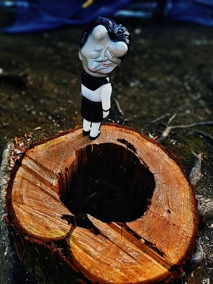 あぁ、やってしまった… もうこの穴の中に入り込んでしまいたい。 一歩