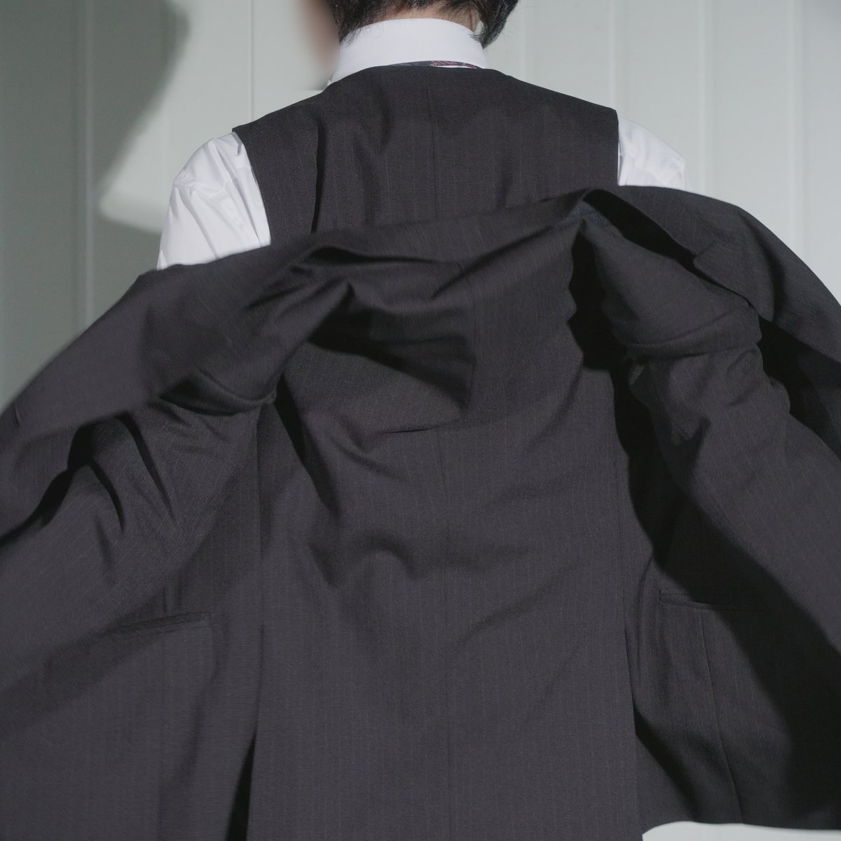 suitpic's tweet photo. No.117 1st 정장 재킷 탈의 동작 과정 후면. https://t.co/9ziW0V0zEA