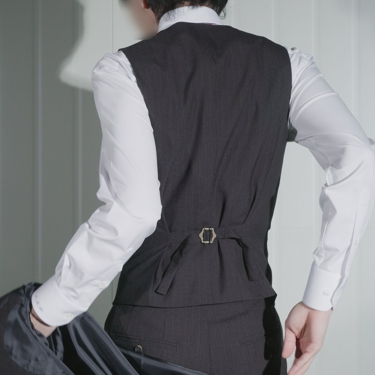 suitpic's tweet photo. No.117 1st 정장 재킷 탈의 동작 과정 후면. https://t.co/9ziW0V0zEA