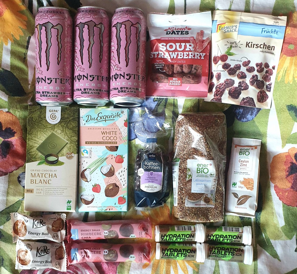 raincandyED's tweet image. Grocery haul~~

Today I went shopping for porridge toppings &amp;amp; safe snacks.

And I finally got my hands on the Strawberry Dreams Monster again!! 🍓

It wasn't on sale though, so all in all this was quite the expensive haul... 💸

More in alt!