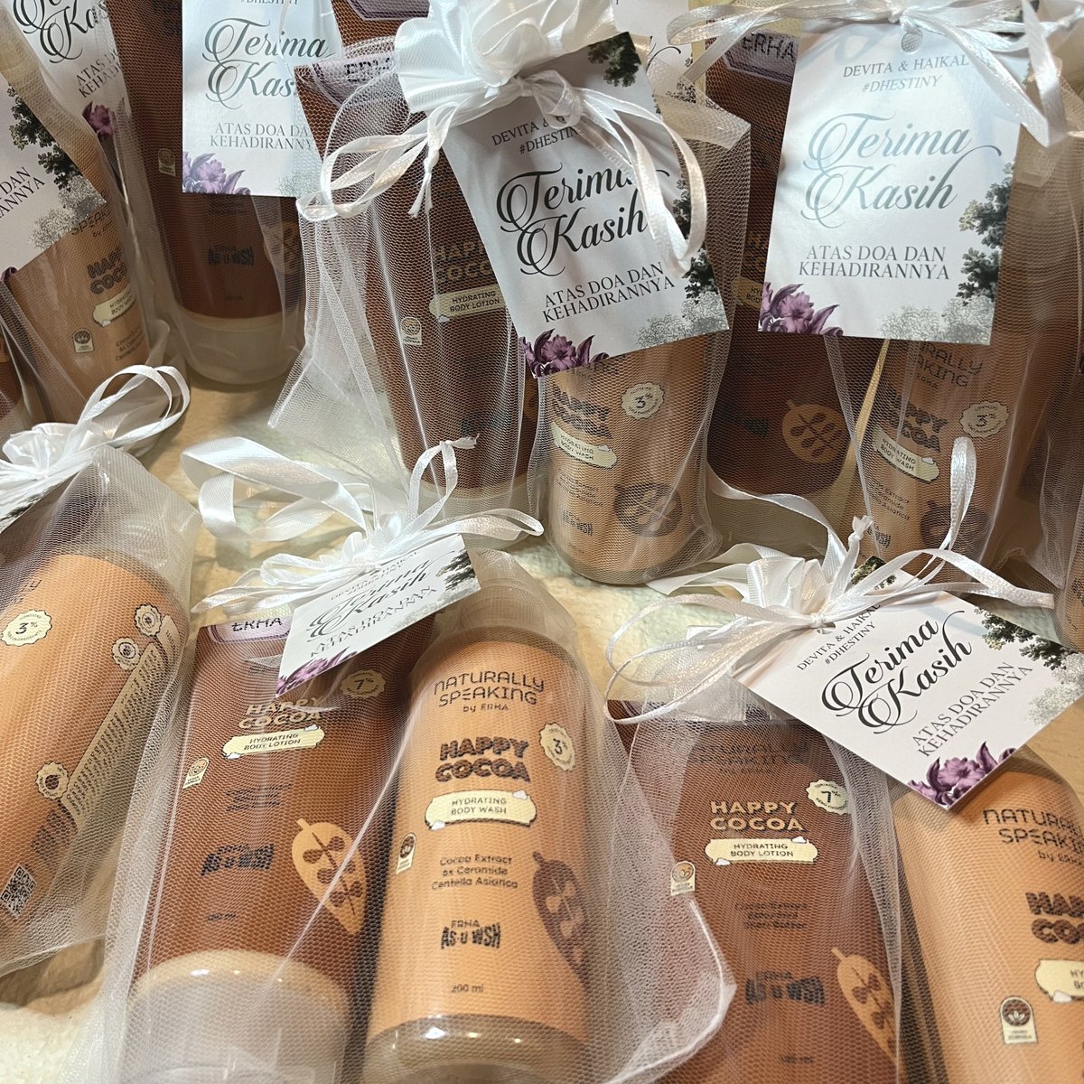 skincareforfun's tweet image. Mau bagi-bagi souvenir nikahkuuu untuk beberapa orang beruntung 🥹🤍

Syaratnya gampang ajaaa: follow aku, RT &amp;amp; 🤍 tweet ini dan reply 1 doa &amp;amp; harapan kalian di 2026 ✨

Ada 1 body lotion + 1 body wash 😍 good luck yaaa 🤗