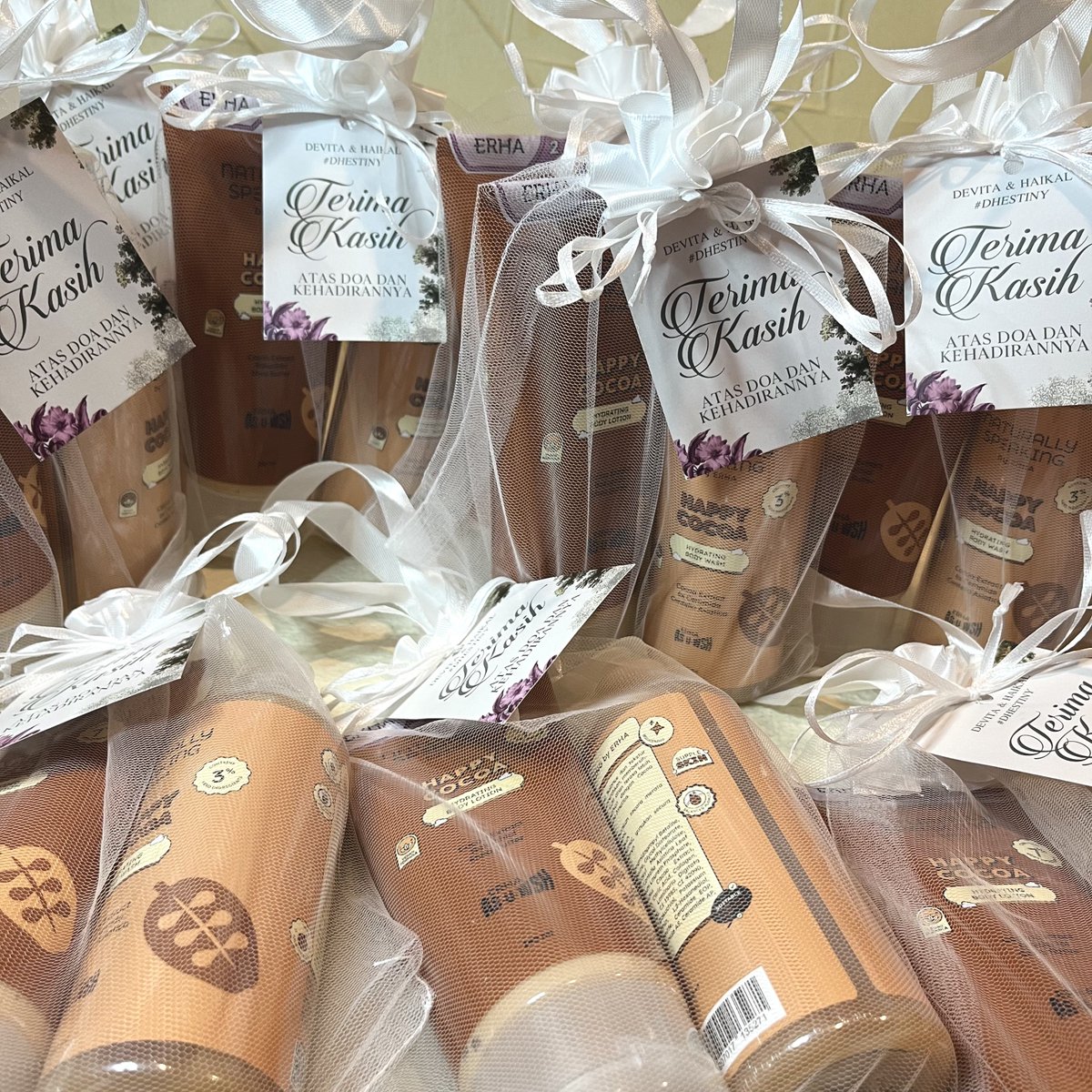 skincareforfun's tweet image. Mau bagi-bagi souvenir nikahkuuu untuk beberapa orang beruntung 🥹🤍

Syaratnya gampang ajaaa: follow aku, RT &amp;amp; 🤍 tweet ini dan reply 1 doa &amp;amp; harapan kalian di 2026 ✨

Ada 1 body lotion + 1 body wash 😍 good luck yaaa 🤗