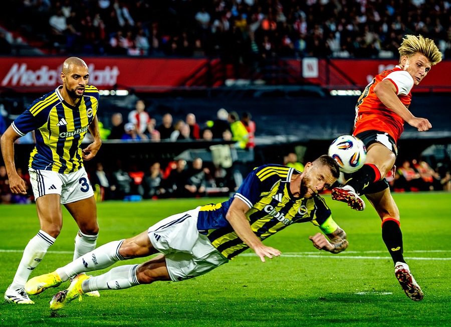 'Süper Lig’de en beğendiğin üç stoper?'

Servet Çetin: "Davinson Sanchez, Abdülkerim Bardakcı ve Batagov’u söyleyebilirim. 

Herkes Skriniar’ı söylememi bekliyor. İyi oyuncu ama abartıldığı kadar da değil. Skriniar sert, havadan iyi, tek hamleli bir oyuncu. Pozisyonu doğru aldığı