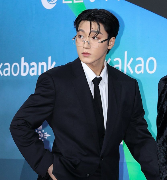 TXT's Soobin about San of ATEEZ talking about their encounter at Gayo Daejejeon:

"I saw San hyung talk about me beautifully. I remember he wore this revealing outfit, and his body is insane, very muscular. The way he smiles is very pretty.

The outfit he wore was beautiful, but