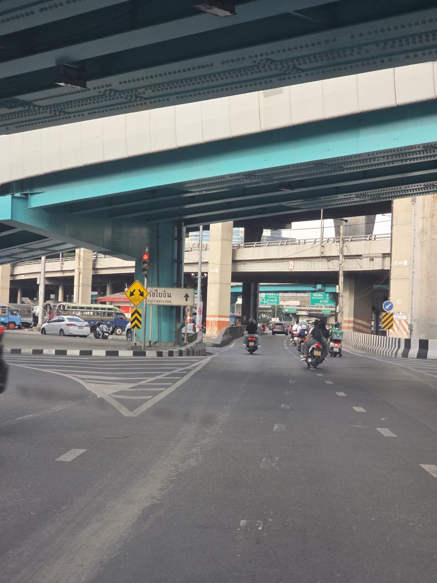 Greenkungz's tweet image. อยากรู้ว่าตรง 5 แยกลาดพร้าวอันนี้
ตำรวจชอบเรียกรถ (ในรูปฝั่งซ้าย) ปรับอะไร หรือ เค้าทำผิดอะไรกัน ขับผ่านแยกนี้ทีไรคือ มีคนโดนเรียกทุกที