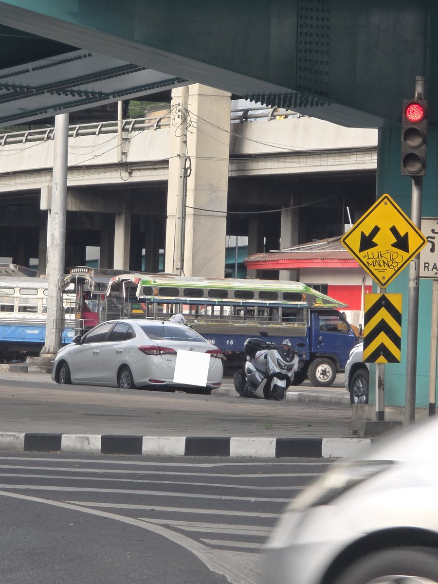 Greenkungz's tweet image. อยากรู้ว่าตรง 5 แยกลาดพร้าวอันนี้
ตำรวจชอบเรียกรถ (ในรูปฝั่งซ้าย) ปรับอะไร หรือ เค้าทำผิดอะไรกัน ขับผ่านแยกนี้ทีไรคือ มีคนโดนเรียกทุกที