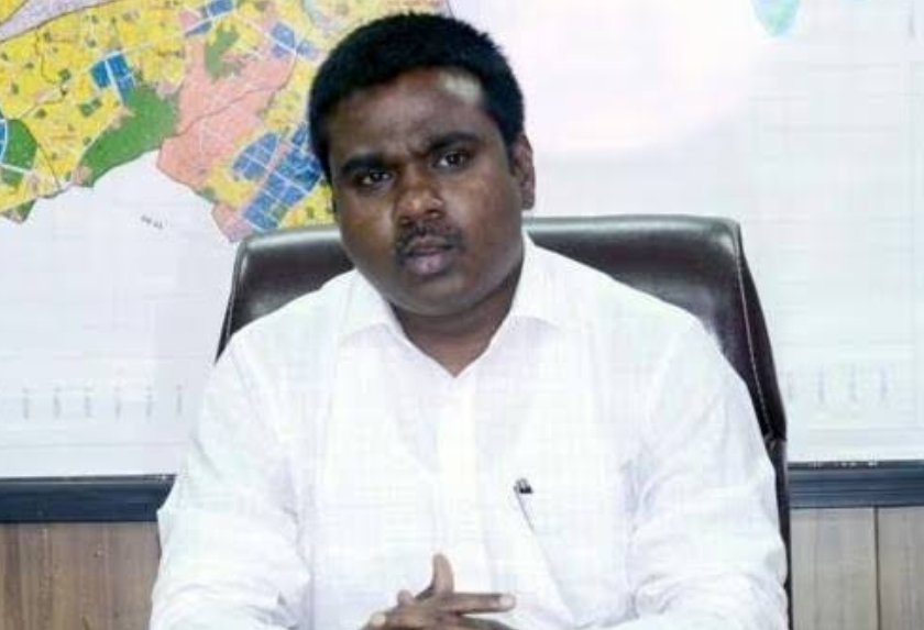 Truthexpress71's tweet image. Meet MIDC CEO Mr. P Velrasu:

Eat MIDC premium land amout of Rs 3000 crore in 1 year.
Adani 800 crore eaten.
Cluster work done in Ambernath even after there was stay. Stay given by previous CEO because no business man was buying land in RURAL Areas 
(1/2)