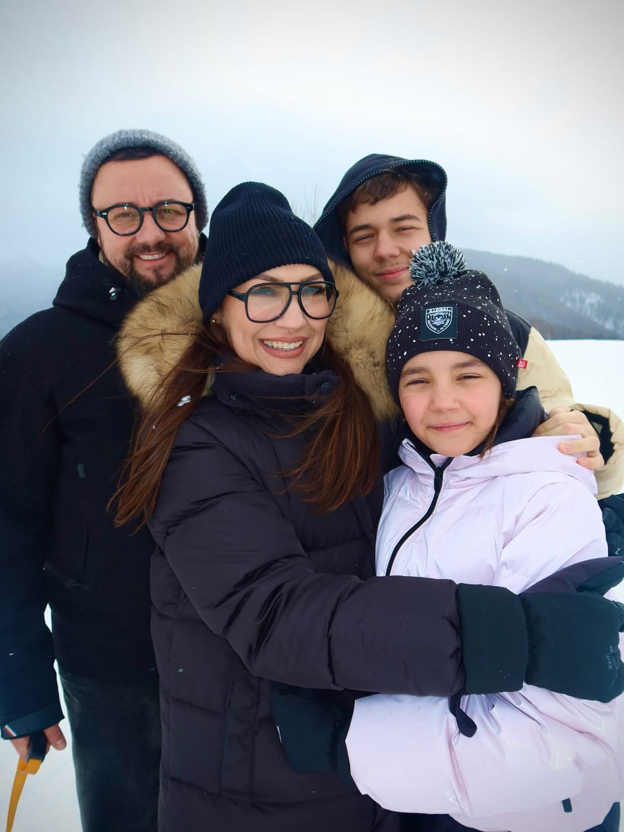 La mulți ani, Ionilor și Ioanelor! 
Te iubim, Ioana noastră! ❤️