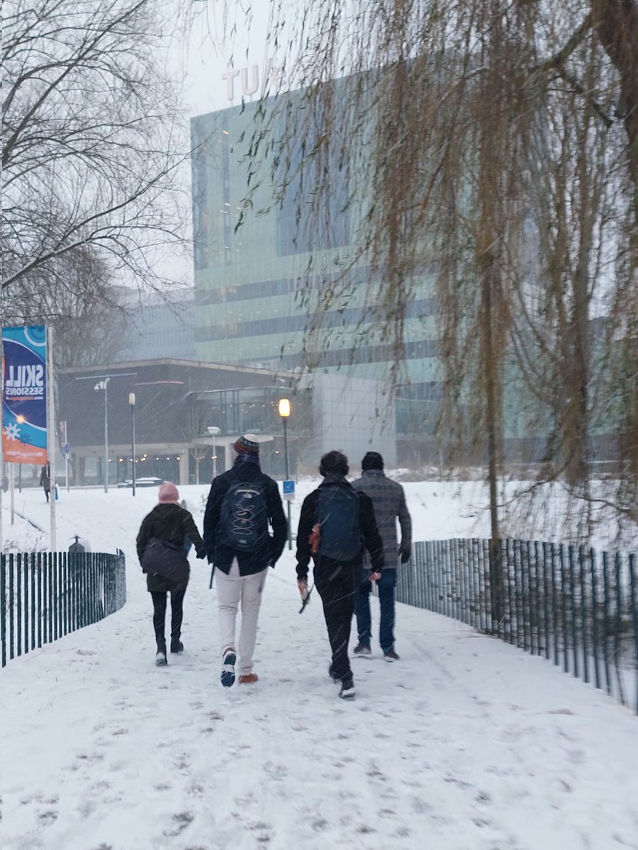IngridKoedijk's tweet photo. Wat een dag voor zoonlief om af te studeren. Hoop dat begeleiders het ook gaan redden.  #masterthesis #snowbattle @TUeindhoven2 ! https://t.co/N6UqCwLFhP