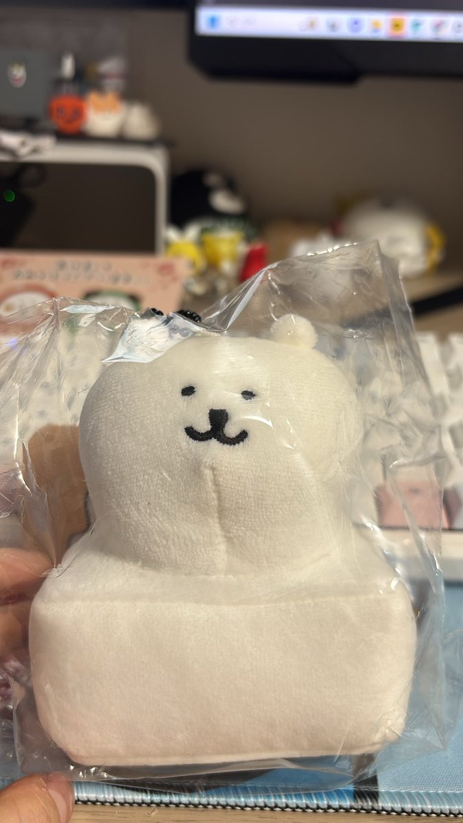 동생이 떡담곰 사옴. 기존 떡담곰으 진짜 떡 부풀어오르는거 같은데 근데 왜 내 떡담곰 약간ㅋㅋㅋㅋㅋㅋㅋ 떡에 기생하면서 살다가 튀어나오는거 같냨ㅋㅋㅋㅋㅋ