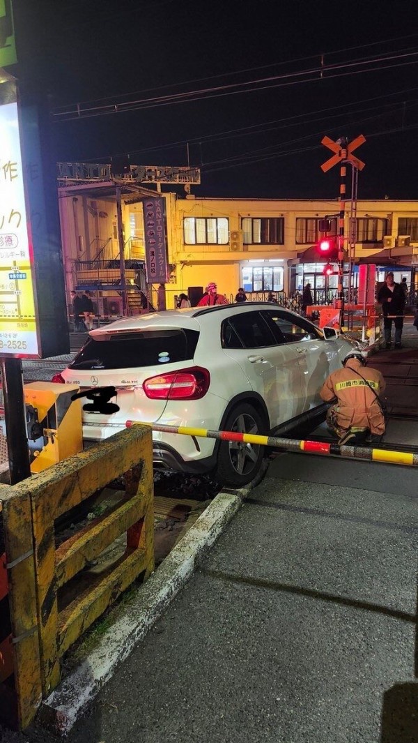 Gt8VUlzRG7buafO's tweet photo. 【現場の状況】『乗用車が踏切内で立ち往生してる』#南武線 武蔵新城駅〜武蔵溝ノ口駅付近で踏切安全確認により運転見合わせ遅延1月7日 #川崎 #武蔵新城 #溝の口 : ニュース速報あれこれ総合 https://t.co/WJlARO3jgh #NHK #交通情報 運転再開 復旧時間 運転手ドライバー脱輪 場所 通行止め迂回 https://t.co/aI5uhtRT4T