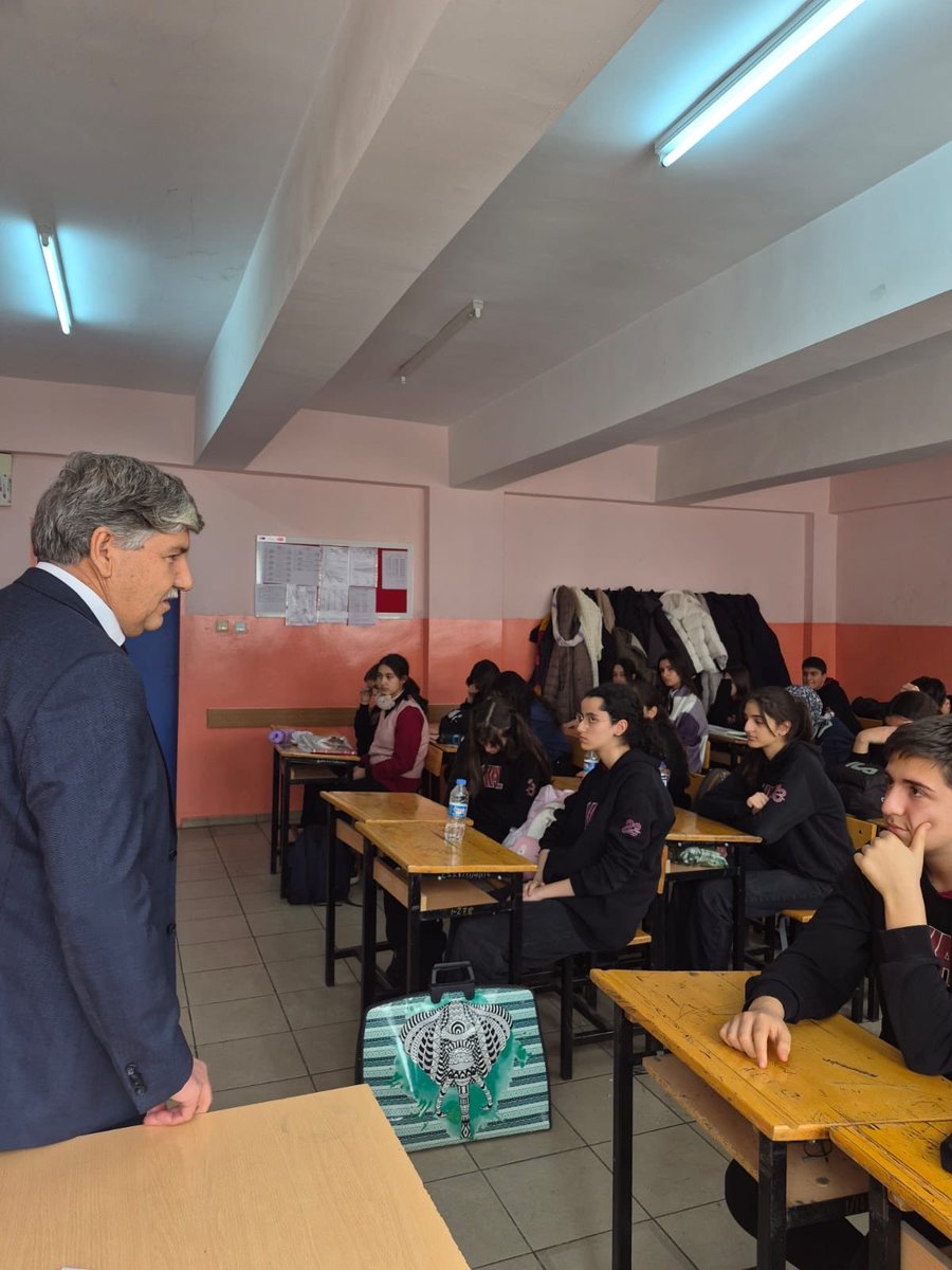 ahmetsarac23's tweet photo. 5-11 Ocak Enerji Verimliliği Haftası dolayısıyla Okul ziyaretlerimiz devam ediyor. Misafirperverliğinden dolayı Kaya Karakaya Anadolu Lisesi Müdürü Tekin KESER Beye çok teşekkür ediyorum. https://t.co/H4mG7kAeIS