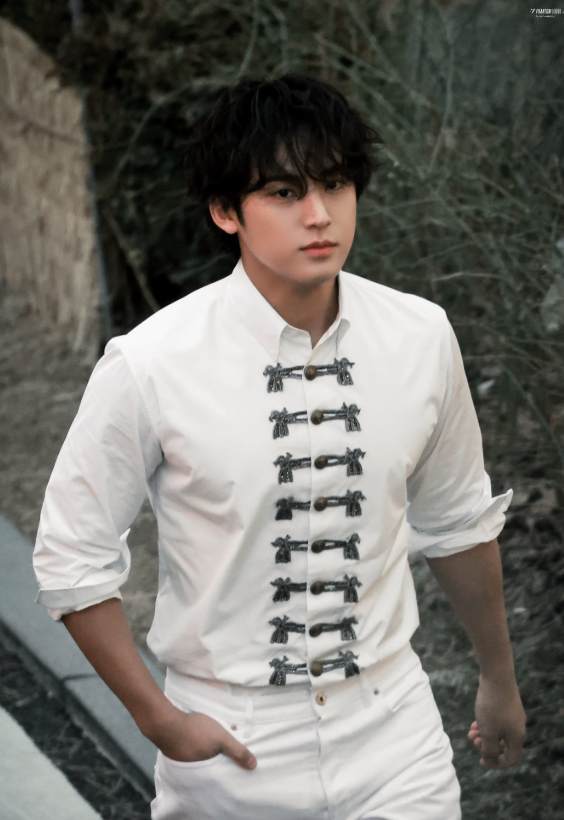 AboutMusicYT's tweet image. Mingyu of SEVENTEEN is a prince at the Dior event today.