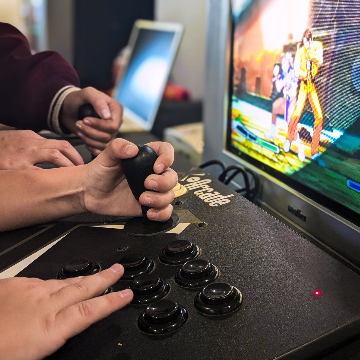 📺 Après quelques décennies d'expérience, je crois que je peux enfin affirmer que nos parents avaient tort : jouer le nez collé à l'écran ne nous a pas rendu aveugle. 😎