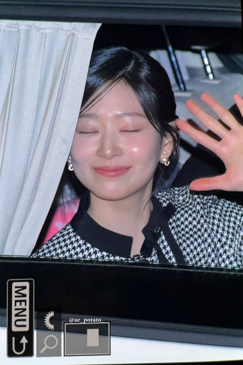 ae_potato_'s tweet image. 260107 DIOR

#김민주 #민주 #KIMMINJU #ミンジュ #아이즈원 #IZONE