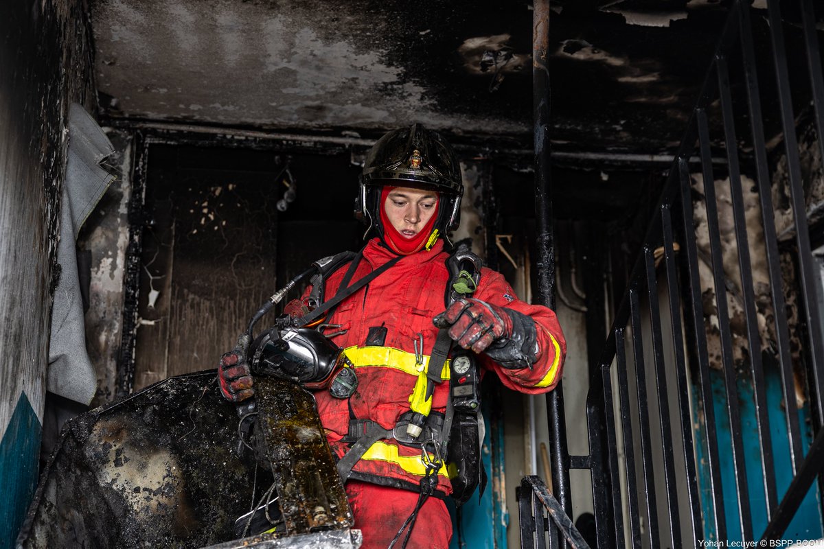 🚨 [#Intervention] Cette nuit, vers 4h30, les sapeurs-pompiers de Paris sont intervenus pour un violent feu d'appartement à Bagnolet (93).

🔥 Un appartement d’environ 80m² a été ravagé par les flammes. Le sinistre s’est ensuite propagé à la cage d’escalier. Une quarantaine de