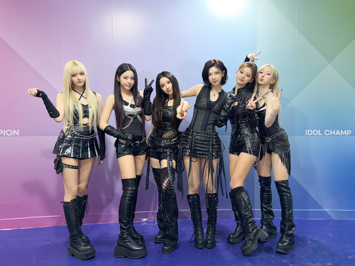 Black fits from head to toe accentuate our boldness better ★ at MBC Gayo Daejeon on new year’s eve.. !!