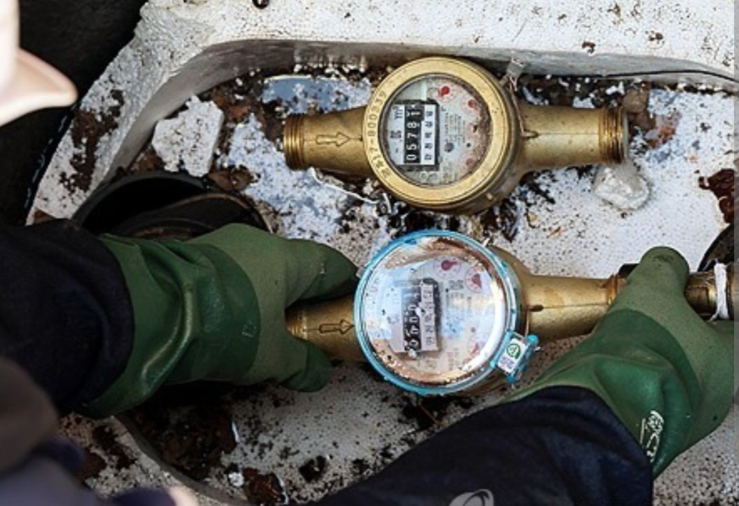 오늘 영하 10도! 동파가 걱정되실때 비법을 하나 알려드립니다.
수돗물 켜기는 다 아실거고요 그거보다 강력한 방법입니다. 뭐냐면 바로
>수도계랑기에 핫팩 넣기< 입니다.
핫팩이 12시간정도 가기 때문에 자기 전 넣어두시면 됩니다. 따뜻한 겨울되세요☺️