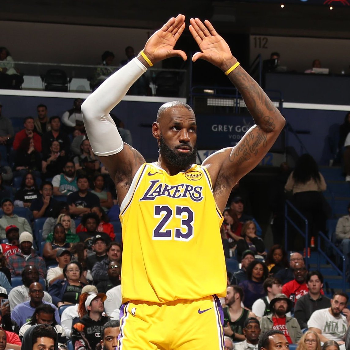 Basket_Infos's tweet image. LeBron James sur le fait qu’il savoure le fait de toujours jouer et apprécie encore plus le jeu.

« Je l’apprécie, c’est sûr. Je pense que j’ai davantage d’appréciation, soir après soir, quand je peux enfiler le maillot.

Quand tu as 20, 25, 28 ans, tu te dis : ‘Je vais jouer…