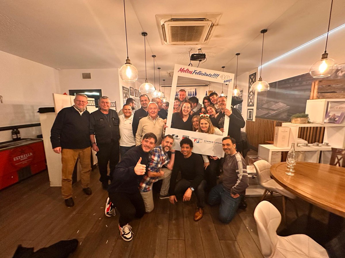 STEREORENT's tweet photo. Feliç any nou de part de tot l'equip 🥂🎊🎉 https://t.co/AOfVKW5tGw
