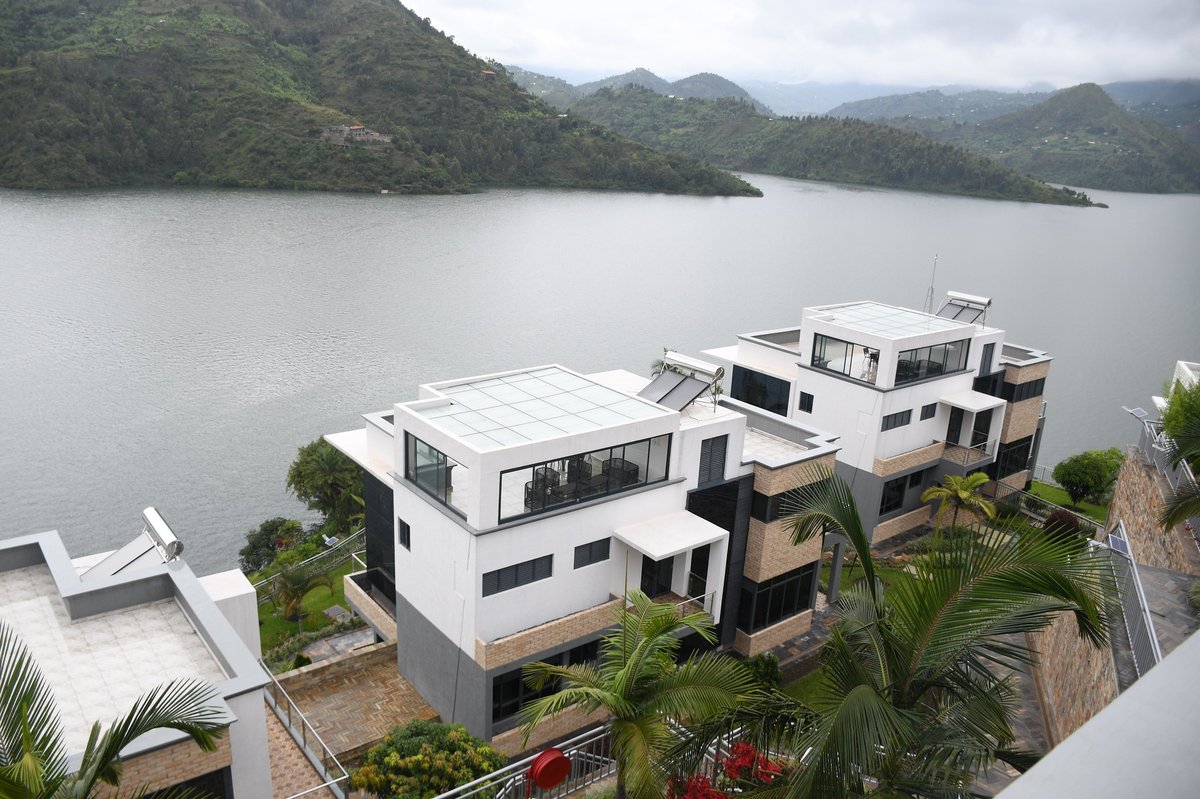 KarongiDistr's tweet image. Muri Hoteli ziri mu Karere ka #Karongi, mu Kagari ka Kibuye, Umurenge wa Bwishyura, mu Mwigimbakirwa wa Nyabidahe hari La Kermesse Lake Kivu Villas, uyirimo aba yitegeye ibice bitandukanye by'Igihugu, ni hoteli ifite na piscine.