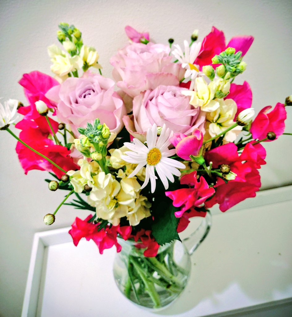 sawahomi's tweet photo. ミラフローラからお花が届きました☺️
バラ（ラプソディ）のくすんだ感じがたまらない
スイートピーの甘い香りも春先取りな感じでいいね
正月休みは相変わらず本好きにどっぷりハマってました☺️
#お花の定期便 https://t.co/pWXP7l6HZK