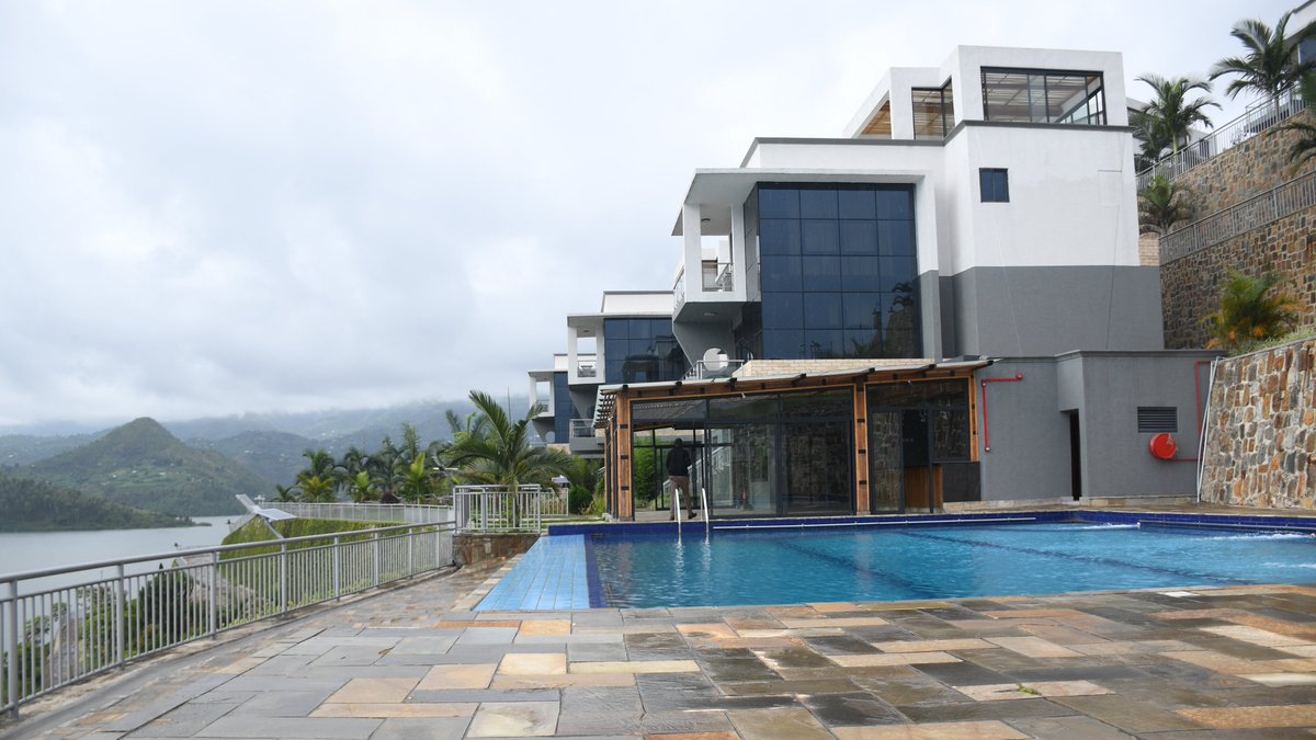 KarongiDistr's tweet image. Muri Hoteli ziri mu Karere ka #Karongi, mu Kagari ka Kibuye, Umurenge wa Bwishyura, mu Mwigimbakirwa wa Nyabidahe hari La Kermesse Lake Kivu Villas, uyirimo aba yitegeye ibice bitandukanye by'Igihugu, ni hoteli ifite na piscine.