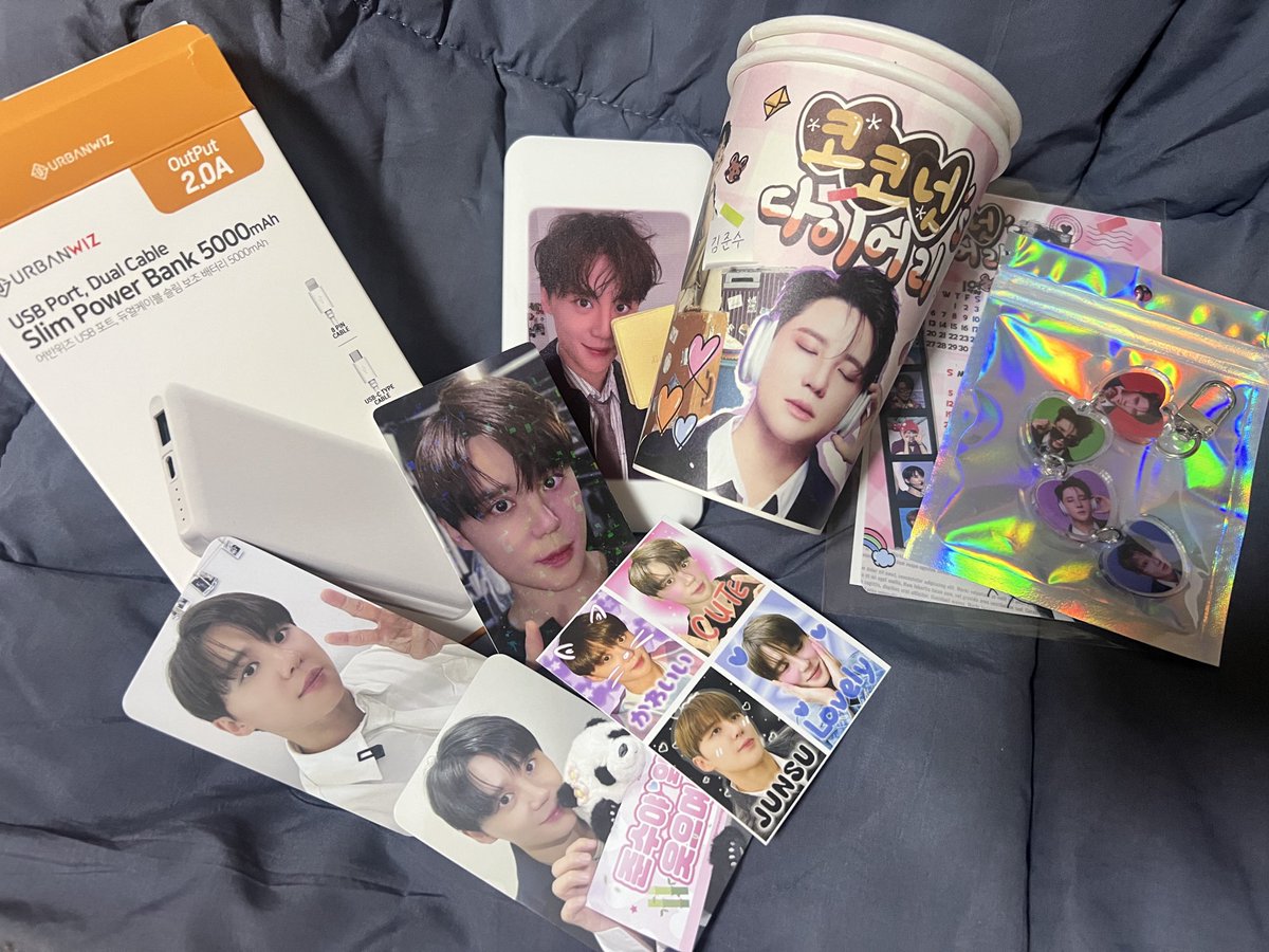 coco_Ixia's tweet image. 오 갑자기 택배가 와서 뭐지? 했는데
너무 감사합니다 ㅠㅠㅠ
너무 궁금했던 당시 선착 특전이었던 
보조배터리와 키링🫶
홀로그램 포카도 너무 영롱해요 ㅠㅠ 
@25_XIADAY