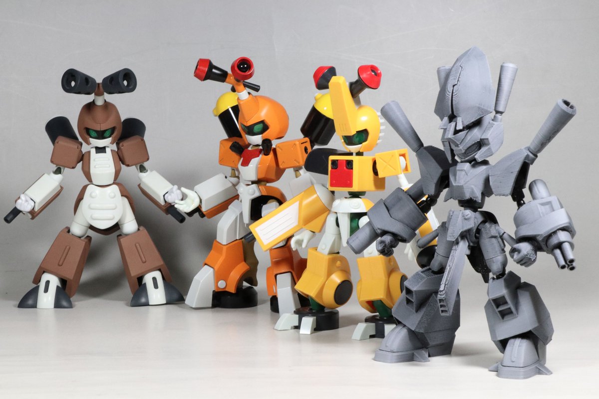 t*）様 メダロット　フィギュア 歴代KBT型メダロットたちと。 並べて違和感のない造形に仕上がったと